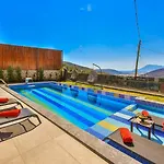 Luxury 2 Bedroom *