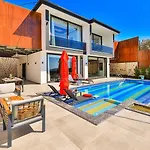 Villa Luxury 2 Bedroom *